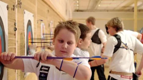 Jonatan Fredriksson drar ut pilarna efter en avslutad träningsserie.