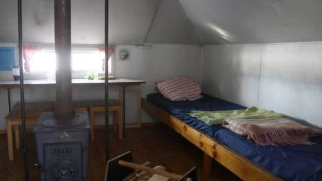 En säng och sprakande värme från en vedkamin. Vad mer kan man önska efter en dag fylld med naturäventyr? FOTO: Jennifer Wippola