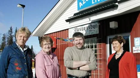 Det var glada miner när Azurboden i Masugnsbyn öppnade för sex år sedan. Britt-Marie Kemi, Elin Flygare, Bengt Henriksson, och Ulla Kemi var med i styrelselen för Stiftelsen Masugnsbyns servicehus.FOTO: MARIA NIEMI