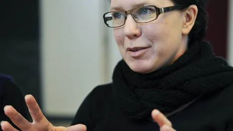 Kulturarbetaren Sara Edström, som driver Galleri Syster i Luleå, passade på att föra upp konstnärernas svåra arbetsvillkor på agendan. FOTO: Bengt-Åke Persson