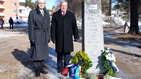 Landshövdingarna Timo E Korva och Per-Ola Eriksson lade ner en krans på Ryssgraven till minne av kriget för två undra år sedan. FOTO: Karolina Strömbäck Horney