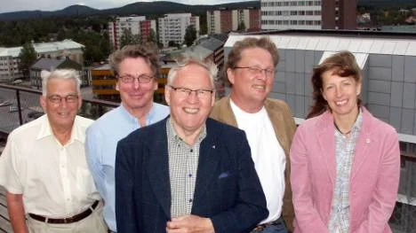 Det var då det. Allianspartiernas representanter Ragnar Engman (FP) Bosse Strömbäck (V) Olle Lindström (M) Kenneth Backgård (NSM) och Catarina Ask (MP) poserar leende på stadshusets tak på den här bilden från 2006. Men nu är V och MP utsparkade. I stället har KD bjudits in för att säkerställa den politiska majoriteten. FOTO: Leif Hammarström