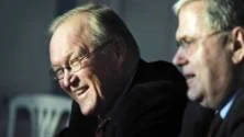 Göran Persson, ordförande i Sveaskog, skrattar gott när landshövding Per-Ola Eriksson lite skämtsamt säger att han kanske ska göra comeback i politiken.FOTO: Bengt-Åke Persson