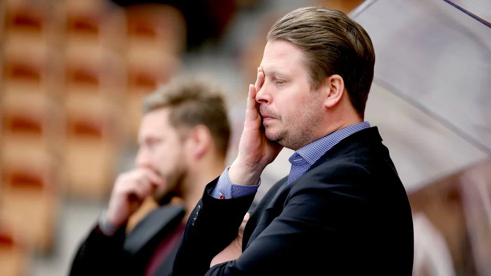 Tuffa läget. Tre matcher på tre dagar väntar tränaren ­Fredrik Glader och Luleå Hockeys damer.