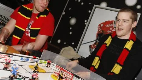 Basket  - njaa! För Thomas Lindmark och Stefan Baudin är det hockeyslutspelet som ligger i fokus. "Hade ingen aning om att Luleå basket spelar kvartsfinal", säger Thomas Lindmark. FOTO: Martin Thelenius