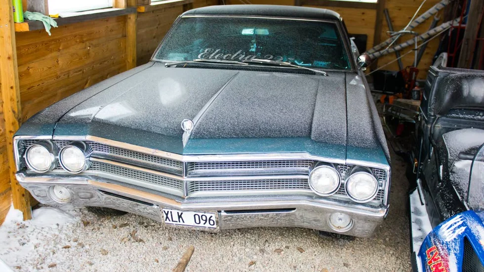 Pärlan. Bakom skottkärran och bredvid Lynxen står Jonas hobby i ljusa sommarnätter, en Buick Electra 225 från 1965.