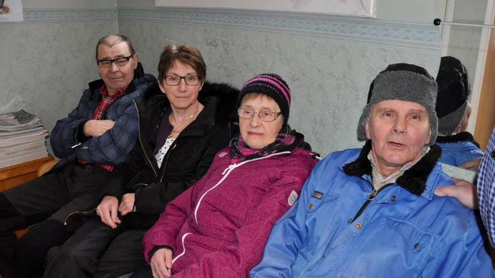 GLADA ÖVER MOTTAGNINGEN. Anders Ridefors,  Ruth Ridefors, Elma Kero och Lennart Kyrö tycker det är perfekt med mottagningen på hemorten.