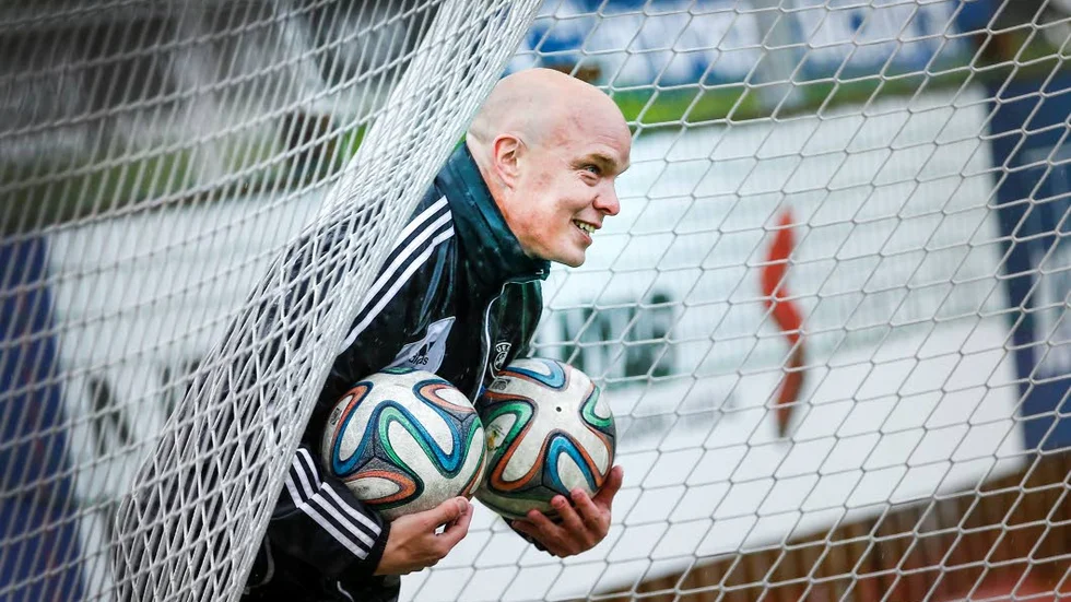 Tuff helg. Fredrik Waara har 18 tillgängliga ute­spelare i helgen.?