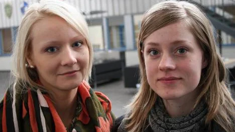 Annica Doms, Stockholm, och Frida Sundberg, Luleå, går på universitetet och spanar efter sommarjobb. Men de är färre i år än på många år. FOTO: Jan Bergsten
