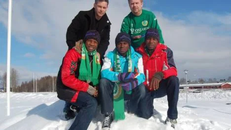 Tre spelare från Nigeria tränar med Bodens BK. De har kommit till BBK tackvare ett samarbete med en kyrka. Här ses de framför tränarna Janne Lindberg (t v) och Ulf "Jossa" Sundqvist. Fr v: Onazi Ogenyi Eddy, Emmanuel Gani Ghehu och Yakubu Azeez.