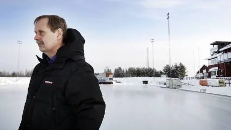 Bekymrad för framtiden. Henrik Eriksson, stark man i Kalix Bandy, ser många oroande tecken för idrottsklubbarnas framtid. Och trots att vi varje dag nås av nyheter om klubbar i finansiella svårigheter tror han inte att det värsta har passerat. "2010 blir det riktigt svåra året, då är alla möjligheter uttömda", säger han. Foto: Martin Thelénius