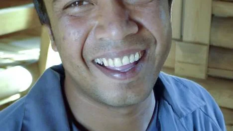 Snickaren Fawad Fazli bygger ett golv i den finska bastun.
