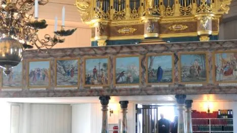 Orgeln är som ett smycke i Övertorneå kyrka. FOTO: linda danhall
