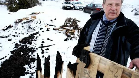 Här skulle Kirunaborna samlats för årets stora majbrasa. Reinhold "Relle" Brynefall visar upp vad som är kvar av stommen som bestod av 200-330 lastpallar.