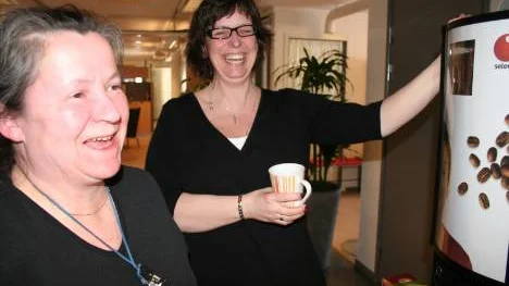 Annica Oja, till höger, uppmärksammade sin omtänksamma kollega Etha Nyström, till vänster, med att skicka in en Dagens ros till NSD. "Människor som faktiskt bryr sig om andra är värda att få credit", säger Annica Oja.FOTO: Jessica Rosengren