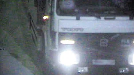 Den här lasbilen rymde drygt sex kubik dieselolja. Här ses lastbilen passera gränsen mellan Sverige och Finland.Foto: FINSKA TULLEN