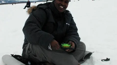 Abdale Diiriye pimplar för första gången och han hade rätt handlag. "Jag hoppas få en fisk", sade han. FOTO: Linda Danhall