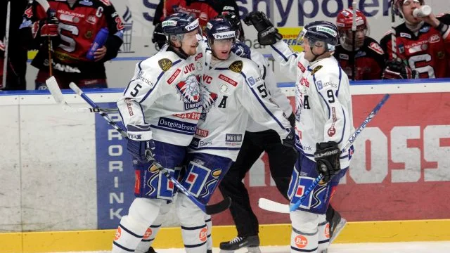 SÖDERTÄLJE 20080105
Linköpingsjubel efter 0-1 av Mikael Håkansson i lördagens elitseriematch i ishockey mellan Södertälje SK och Linnköpings HC i Axa Sports Center i Södertälje.
Foto Fredrik Sandberg / SCANPIX / Kod 10080