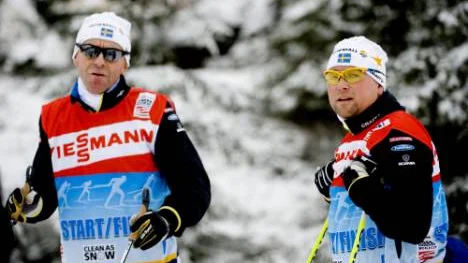 Joakim Abrahamsson, förbundskapten för                                     skidlandslaget, kräver i dag ännu fler dopningskontroller. Till vänster syns sprinttränaren Arild Monsen.