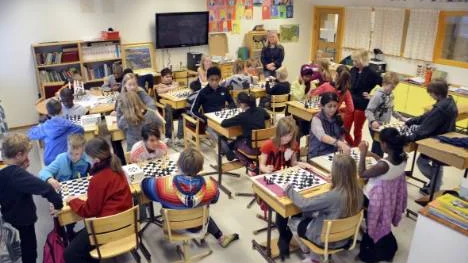 Här blir ingen schack-matt direkt. Två fjärdeklasser på Prästholmsskolan får spela schack på skolans "elevens val" och även någon annan lektionstimme i veckan.                              Foto: LENA LEFFLER