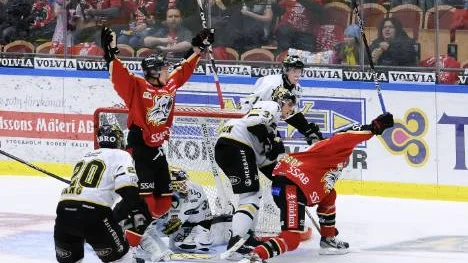 Stjärnorna visade vägen. När Luleå vann den första kvartsfinalen mot AIK var det              lagets två främsta kedjor som låg bakom allt i målväg. Johan Harju, som gjorde ett mål och en assist, jublar efter Chris Abbotts 1-1-mål..