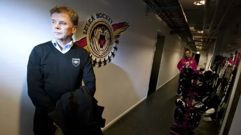 Ryggen mot väggen. I sin yrkesutövning har Lars                               "Osten" Bergström anklagats för rasistiska uttalanden - och blivit hotad.  "Det förstår väl alla att det är olustigt", säger han.