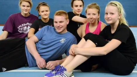Några av de duktiga friidrottarna i Nedre Soppero IK. Victoria Stöckel, Sara Taipalensuu, Fredrik Stöckel, tränare, Mathias Johansson, Ellen Tyni Bogdanoff och Jessica Lahti.