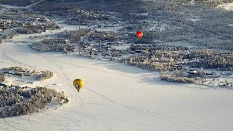 Ballonger intar Gällivare. Efter dagar av bister kyla steg luftballonger till skyn och här svävar de fram över Vassara träsk.FOTO: Lars.de.Wall.
