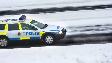 polisbil pÃ¥ utryckning efter e-4an