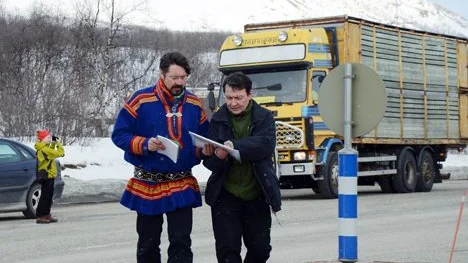 Ulf Bergdahl och Per Gustav Labba frÃ¥n Saarivuoma sameby ska anmÃ¤la sin passering Ã¶ver grÃ¤nsen till Norge med sin lastbilstransport med renar.