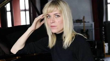 Frida Hyvönen har hämtat mycket inspiration till nya skivan från sitt eget liv. "Jag vet inte vad annars som skulle höras i ens musik om det inte var ens eget liv", säger hon. foto: henrik montgomery