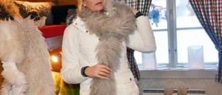 Tomtar och värmande brasor på julmarknaden