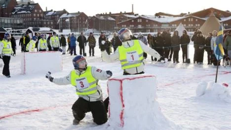 Bild från årets yukigassentävling i Norra hamnen. Karin Jonsson,                                   tävlingsgeneral, laddade snöbollsmaskinen. 2012 hålls tävlingen på campus i Porsön - samtidigt med studentmästerskapet i fyrverkeri.
