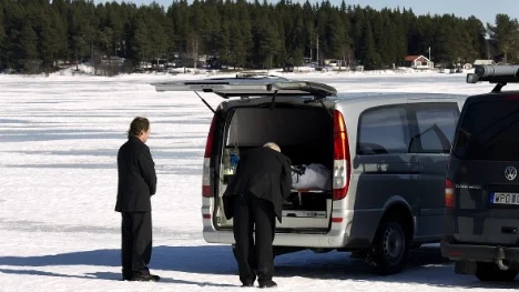 Begravningsentreprenörerna Magnus Kjellgren och Dan Englund från Fonus höll en kort kontemplation innan kroppen bärgades från Kängsön.