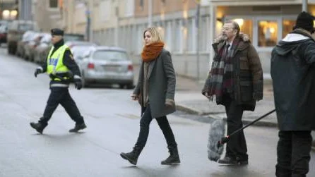 Filmteamet har ullt sjå med att få till tagningarna mitt i fredagstrafiken utanför polishuset.