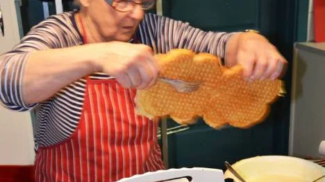 Det var långt ifrån första gången Aina koistinen gräddade våfflor. Det gick på löpande band, varpå de genast serverades. Inte en våffla blev liggandes.