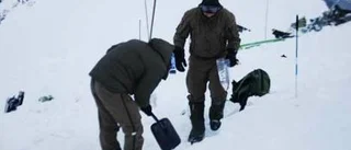 Många vrakdelar kvar i snön