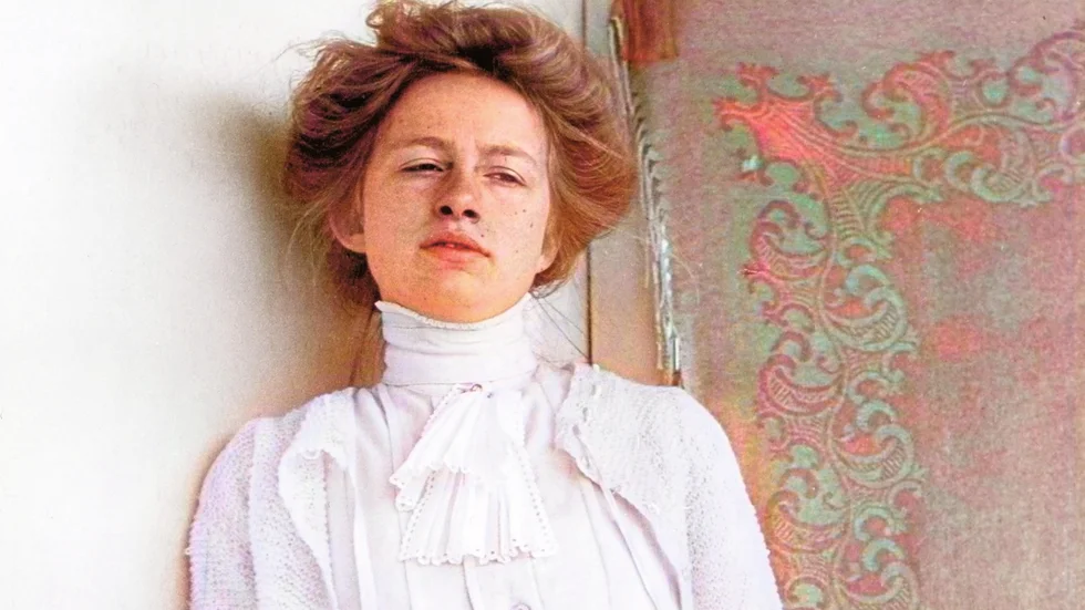 En bild av Edith Södergran ur boken "En annan Edith", kolorerad av Nina Ulmaja. Pressbild.