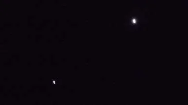 Jupiter är den lilla till vänster. Venus är närmare jorden och ser därför större ut. Ett par dagar till går det att se de båda tillsammans.