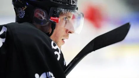 Chris Abbott är avstängd.