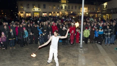 Elemental Motion Performance bjöd på en het eldshow när nya centrumtorget i Boden invigdes på torsdagskvällen.