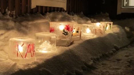 Lyktornas milda sken lyste upp Soutujärvi under firandet av mörkrets tid Kaamos.