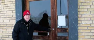 Låda med avföring hittad i källare