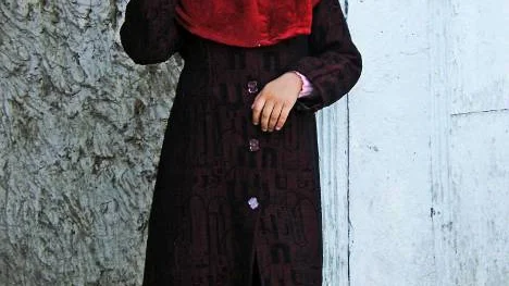 En liten uzbekistansk flicka vinkar glatt till Christina. Hon fick plats på pärmen till boken "Drömmen om Samarkand".foto: christina borgh engman