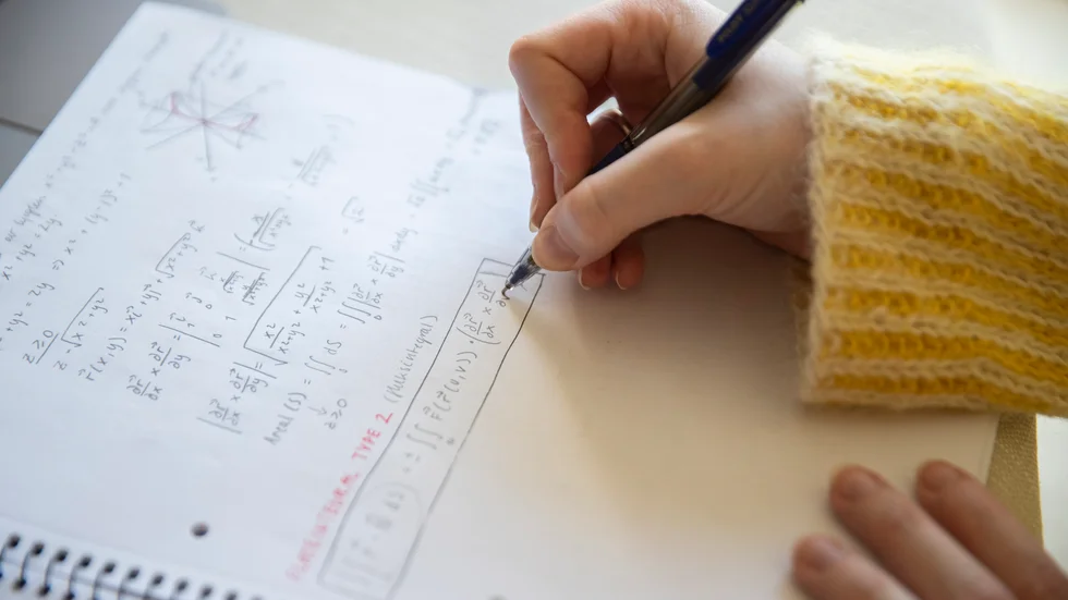 Många vill nyttja studieomställningsstödet och sätta sig i skolbänken igen. Arkvbild.