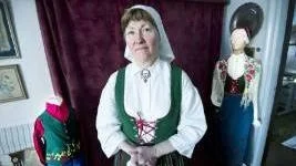 Elisabeth Martinsson iklädd den nu 100-åri-ga Norrbottensdräkten, här i Lule älvdals dräkt.
