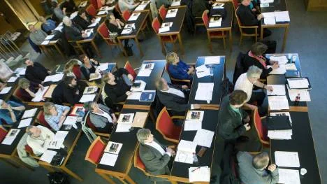 Tillvaron i länets politiska beslutsförsamlingar är ingen dans på rosor. Minskande befolkningssiffror betyder även mindre resurser för kommuner och landsting.