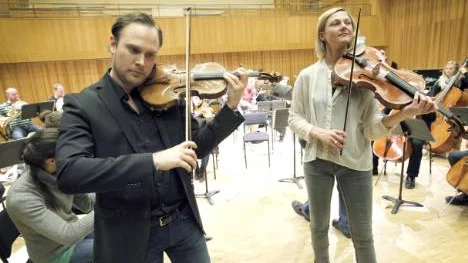 Christian Svarfvar och Kim Hellgren spelar musik som använts av olika filmmakare, som Ingmar Bergman och Oliver Stone.