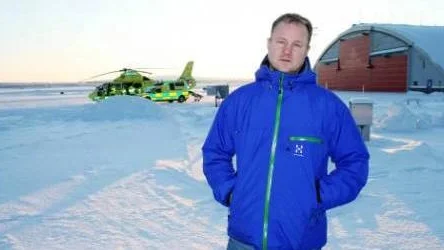 Hans-Olof Johansson är huvudskyddsombud vid Kiruna flygplats. Han varnar för att de nattliga utryckningarna kan få konsekvenser. "Det kan ske missar för att folk inte är tillräckligt skärpta", säger han.FOTO: Maria Unga