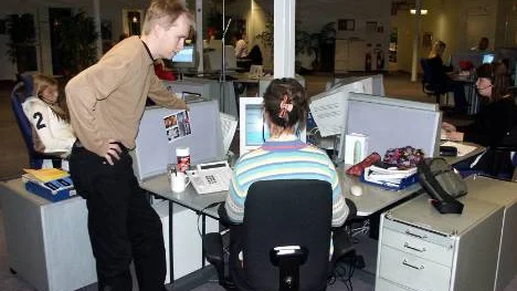 De anställda vid Kalix Tele 24 får mer jobb och fler arbetskamrater när företaget tar hand om telefonisttjänster på distans.  Foto: Bosse Johansson
